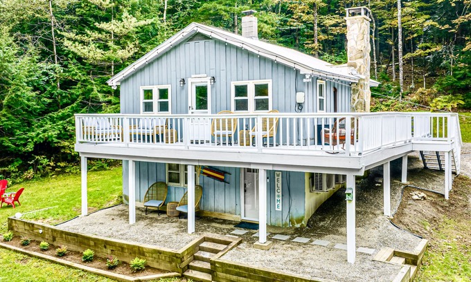 Chester Chalet De Esquí | Modern Chalet w/ Serene Views and Jacuzzi Hot Tub- 15 Minutes to Okemo Mountain