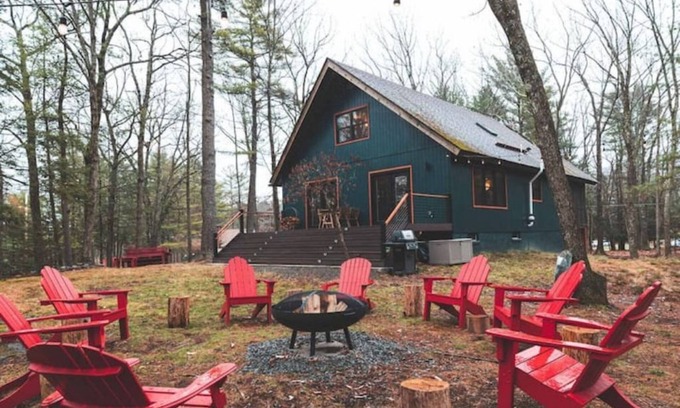 Greentown Casa | Modern Chalet with Hot Tub & Fire Pit at Lake Wallenpaupack
