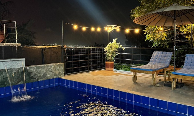 Turbaco Chalet De Esquí | Modern chalet with private pool, perfect for relaxing surrounded by nature.