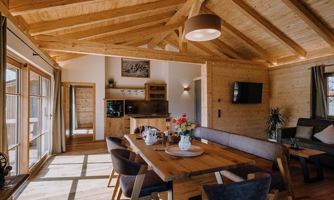 Hartkirchen Apartamento | Modern chalet with whirlpool