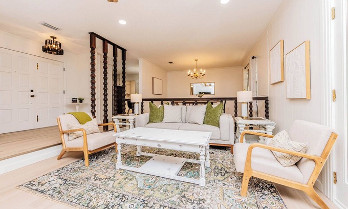 Perry Casa | Modern Charm at The Jade House, Fenced Yard, Fast Wifi