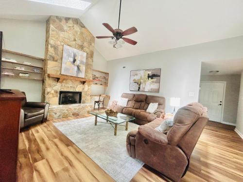 Ashley Oaks Casa | Modern Charm
