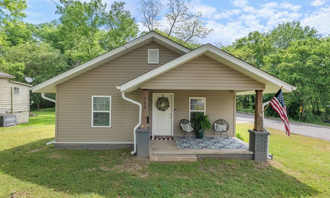 Benton Casa | Modern Charming 3BR/2BA Home. Walking distance to Downtown Benton & Tyndall Park