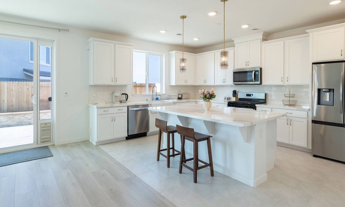Folsom Casa | Modern Charming 4BR Home: Family Friendly, Office Space, Fast WiFi, Free Parking