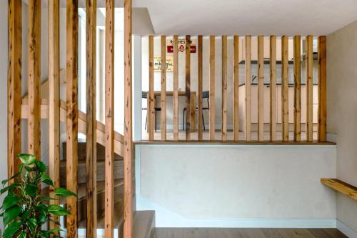 Chatham Casa | Modern Chatham home with garden retreat