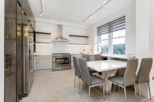 Chelsea Riverside Apartamento | Modern Chelsea Flat, 3Bd 2Bath, with Parking