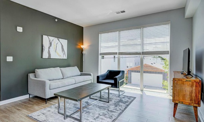Fountain Square Apartamento | Modern Chic 2 BR w Free Garage Parking by Stay Gia