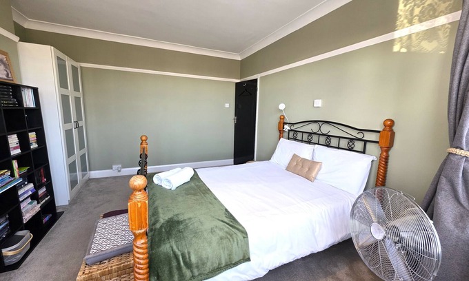 Havering Casa | Modern Chic: 3-Bed Retreat in Chadwell Heath
