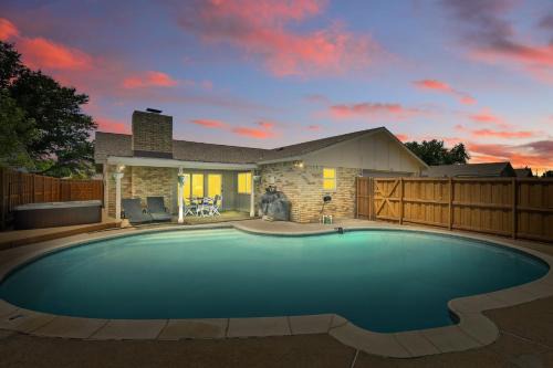 Northeast Carrollton Casa | Modern & Chic 4BD,2BA - Pool, Hot Tub, BBQ Grill