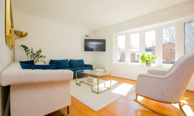 White Oak Casa | Modern Chic Home W/ Lots Of Natural Light Near DC