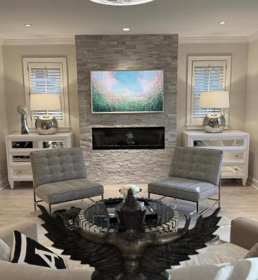 Woodlawn Apartamento | Modern Chic Home Walk to Shops with Parking