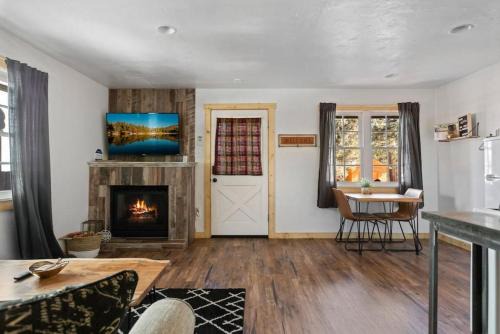 Sugarloaf Casa | Modern Chic Spruce Retreat