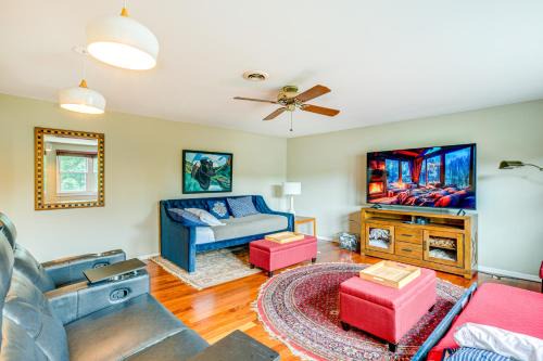 Clarence Apartamento | Modern Clarence Home on Main Street!