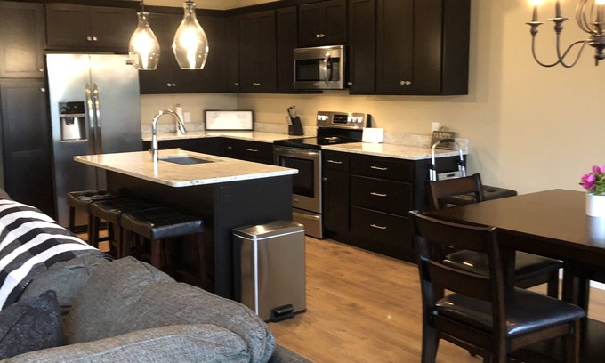 Arnolds Park Condominio | Modern clean 2BR/2BA condo with patio & grill, in the heart of Okoboji, IA.
