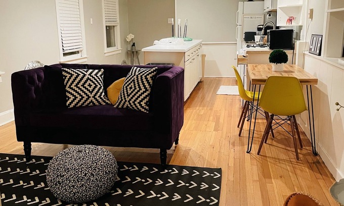 Kenwood Casa | Modern Coach House 2BR/1BA/Den in Hyde Park/ Kenwood, walk to U of C & Lakefront