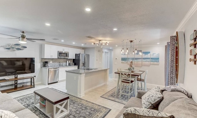 South Bradenton Condominio | Modern Coastal 2/2 condo w/pool 6 mins to IMG