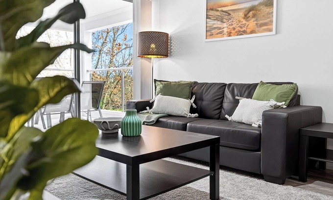 Rockingham Apartamento | Modern Coastal Retreat 2BR Apt in Rockingham