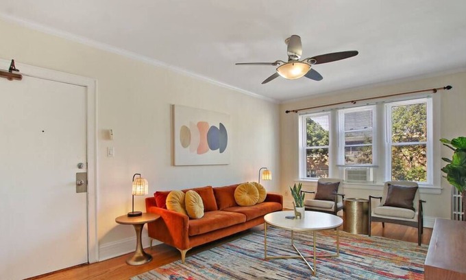 Old Irving Park Apartamento | Ideal & Spacious 1BR Apt: Fully Furnished!