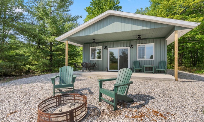 Fish Creek Cabina | Modern Comfort, Dog Friendly Private lot in Fish Creek