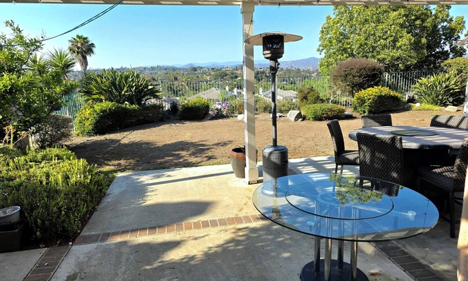 Kit Carson Casa | Modern & Comfort Paradise in Central Location withMountain Views & Fenced Yard