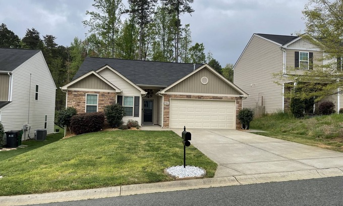 Charlotte Casa | Modern Comfort Relax Ready - No Smoking or Pets allowed
