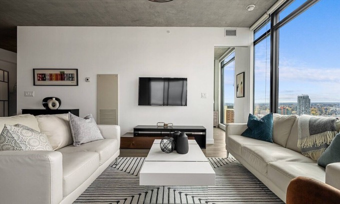 Connaught Apartamento | Modern Comfort with Views, Parking, Office & AC