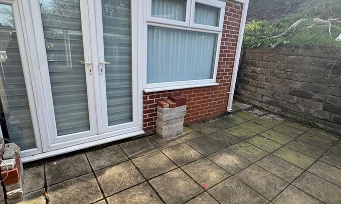 Sheffield Casa | Modern, comfortable home close shopping and entertainment venues