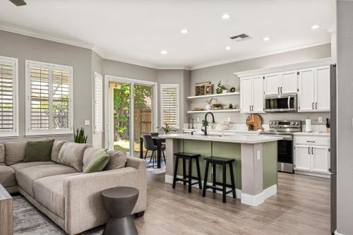 Lincoln Casa | Modern & Comfortable with Luxury Master Suite