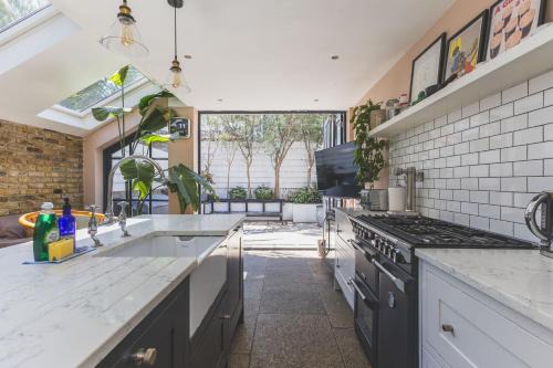 Kensal Green Casa | Modern Comforts in a Designer Home