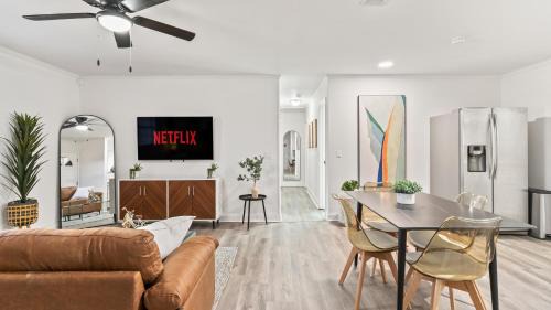 Fortson Casa | Modern & Comfy ~ 15mins to Downtown ~ Queen Beds!