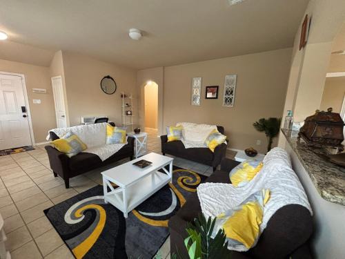 Princeton Casa | Modern & Comfy 4-Bedroom Home with King Bed, Workspace, & Fast Wi-Fi