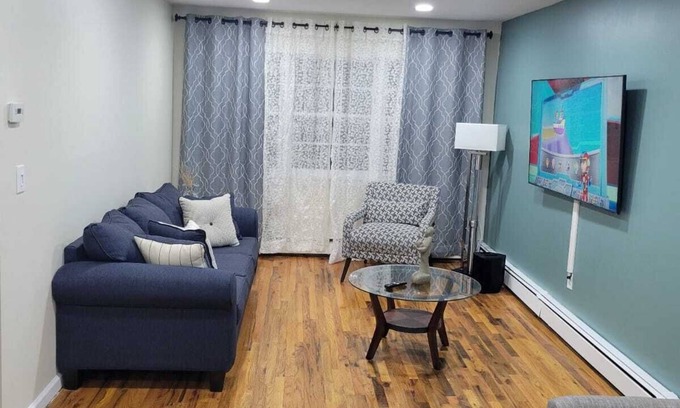 Canarsie Casa | Modern & Comfy ~ 5* Location ~ King Bed ~ Parking!