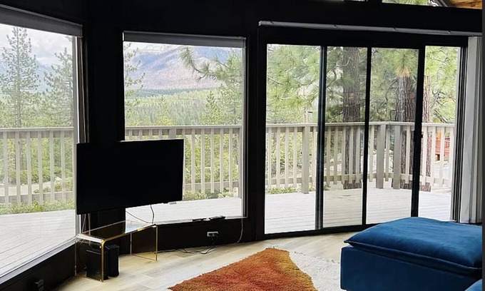 Echo Lake Cabina | Modern Comfy Cabin in South Lake Tahoe w/ a Hot Tub!