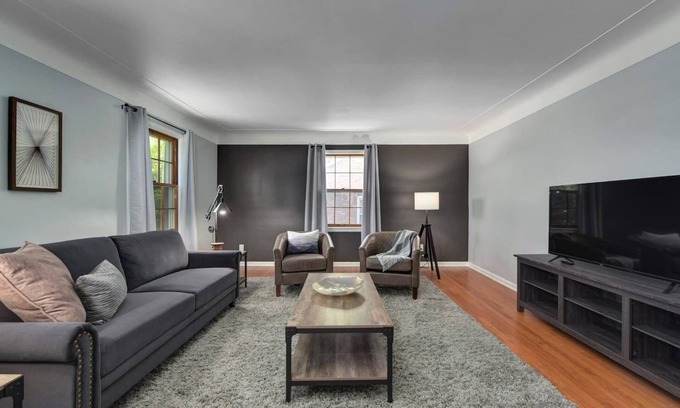 Shaker Heights Apartamento | Modern & Comfy ~ Close to Cleveland Clinic ~ Long-Stays Welcome ~ Safe Area