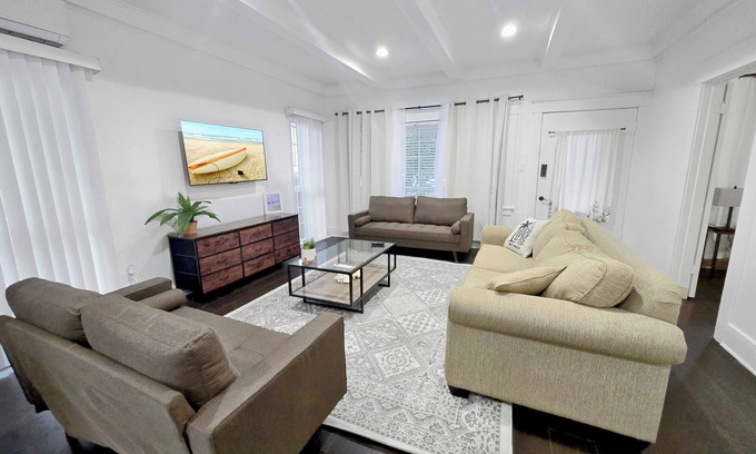 South Wrigley Casa | Modern Comfy Gem: 5 star Location, with Yard & Parking