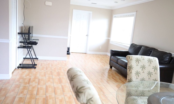 Fort Myers Casa | Modern & Comfy Oasis ~ Mins to Downtown ~ Parking!