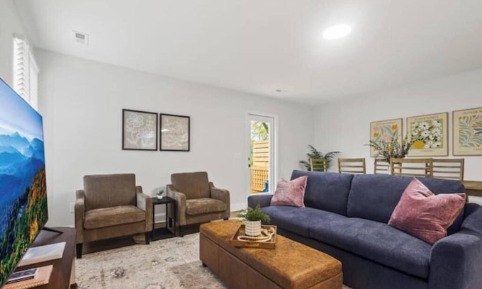 Taylors Casa | Modern & Comfy, Private Deck, 10 min to Greenville