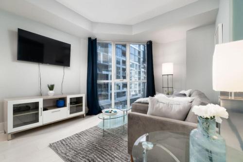 Wellington Place Casa | Modern Condo 1 BD 1BA with a Sofabed Downtown