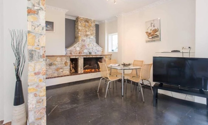 Legrena Apartamento | Modern Condo at the Beach