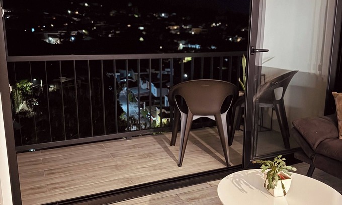 San Salvador Apartamento | Modern Condo - Beautiful City & Volcano Views - 5 min to WTC & Top Places