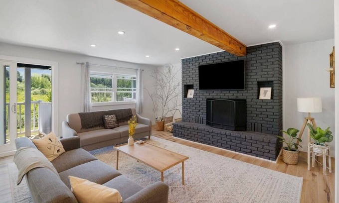 Stowe Condominio | Modern Condo Filled with Natural Sunlight