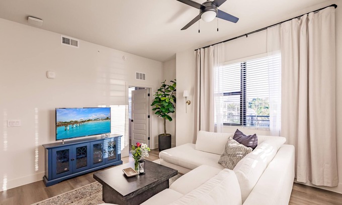 Downtown Historic District Apartamento | Modern Condo in Downtown River District with Pool, Gym, Hot Tub