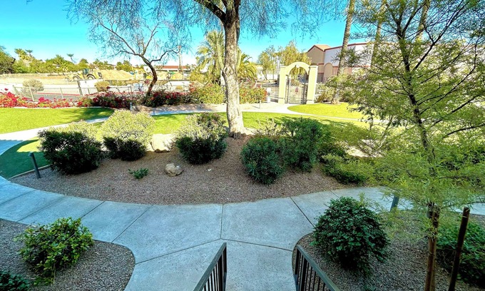 Cypress Creek Estates Condominio | Modern Condo in Prime Location - Pool, Jacuzzi, Dining Nearby