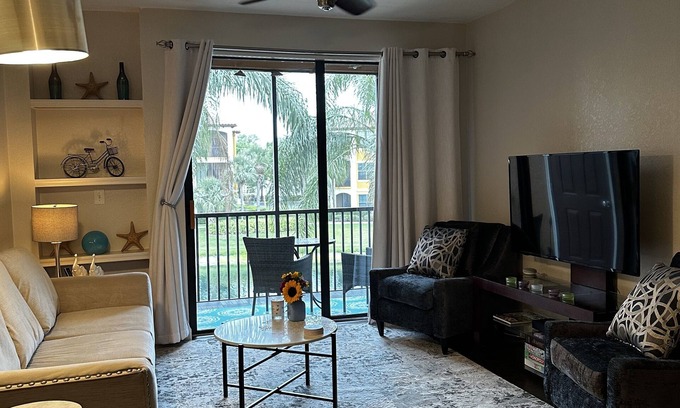 Sarasota Condominio | Modern condo in resort style gated community with large pool, gym, tennis, bbq.