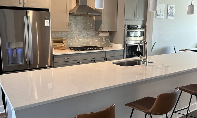 Woodbridge Condominio | Modern condo in Stone Bridge Potomac, minutes from Hwy I-95 and Washington, D.C.