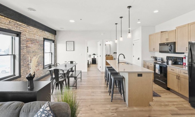 Dilworth Condominio | Modern Condo in the Eclectic Rail District!