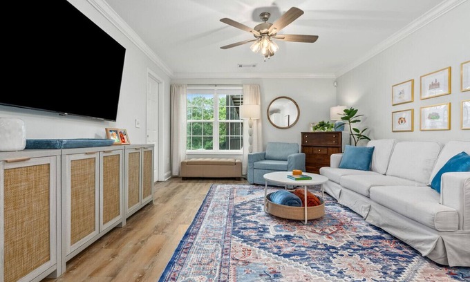 Auburn Condominio | Modern, Remodeled with a Touch of Coastal Vibe