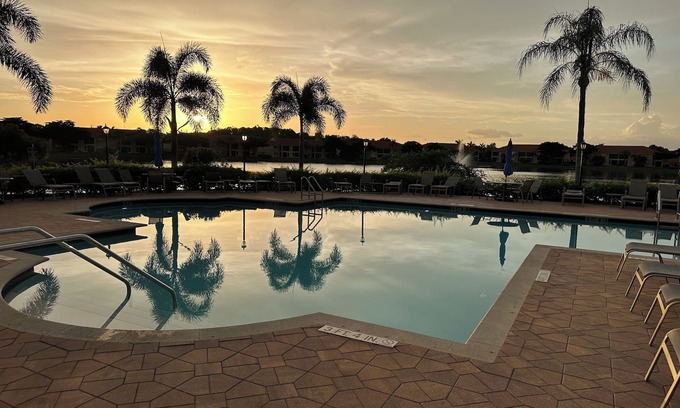 Naples Condominio | Modern Condo with Spectacular lake views , Huntington lakes Gated Community