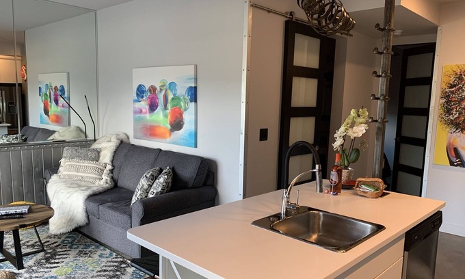 Kamloops Cama Y Desayuno | Modern contemporary suite