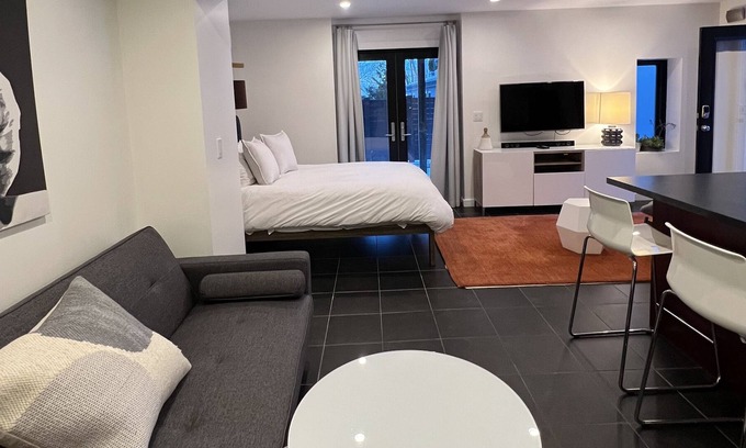 Dorchester Apartamento | Modern cool, and spacious apartment. 5 minutes walk to the subway.